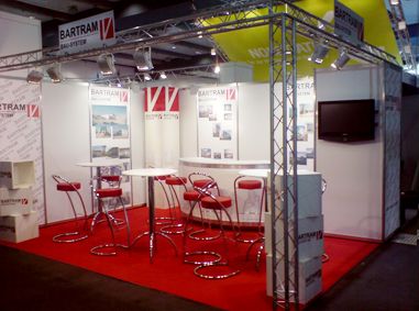 Messestand von Bartram Bau-System mit Traversenkonstruktion