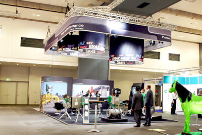 Messestand von Fahlke mit beleuchteter Deckeninstallation